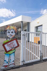 Entrée extérieure du restaurant scolaire Resto Kids de L'Herbergement