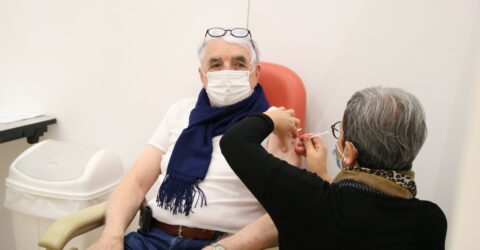 Photo du premier patient vacciné au centre de vaccination Terres de Montaigu