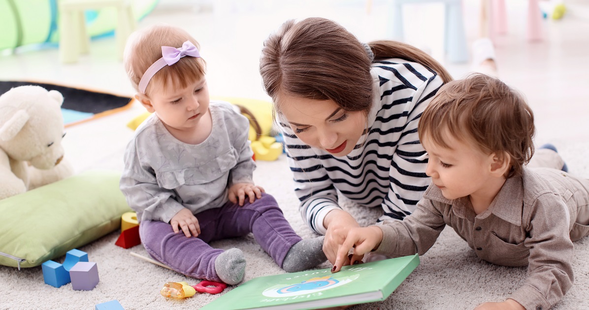 Image : Baby-sitter avec de jeunes enfants