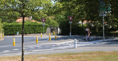 Photo : cycliste empruntant le rond-point à la hollandaise, Terres de Montaigu